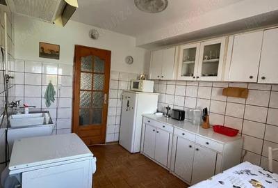 Vand apartament , 4 camere , decomandat , etaj 3 , stadion - 8