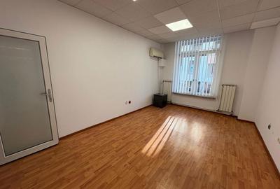 Spațiu comercial, de 18 mp, în Central - 3