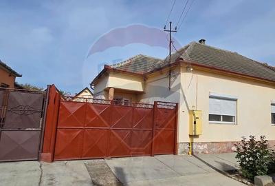 Casă individuală cu 6 camere cu Teren 700 Mp în Vest - 1