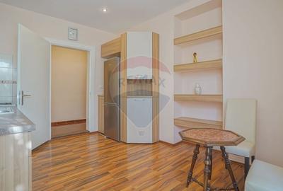 Apartament cu 3 camere semidecomandat, mobilat în Cetatea - 2