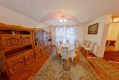 Casă individuală cu 8 camere cu Teren 4906 Mp în Central - 4