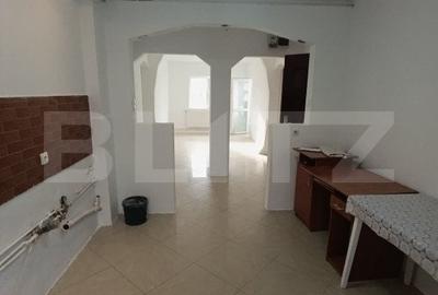 Apartament spatios  - 4 camere, 2 bai, 2 balcoane, loc de parcare - 3