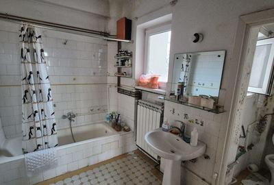 Apartament cu 3 camere semidecomandat în Calea Victoriei