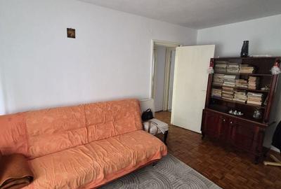 Apartament cu 3 camere semidecomandat în Rovine