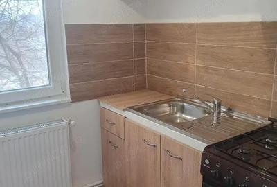 Apartament cu 3 camere semidecomandat în Micro 21