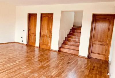 Casă individuală cu 7 camere cu Canalizare în Europa - 1