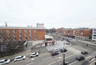 Apartament cu 3 camere semidecomandat în Central