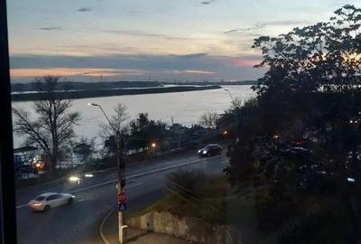 Inchiriere apartament 3 camere vedere superba spre Dunare, complet mobilat - 1