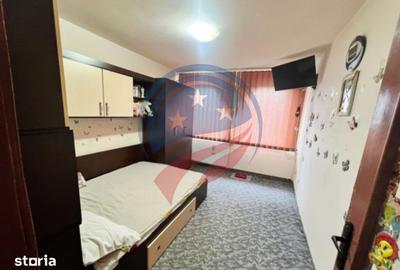 Apartament cu 3 camere decomandat în Valea Rosie