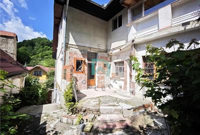 Apartament cu 4 camere semidecomandat în Schei