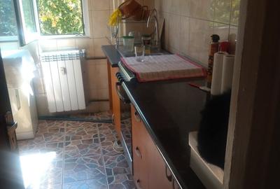 Apartament cu 3 camere semidecomandat în Berceni
