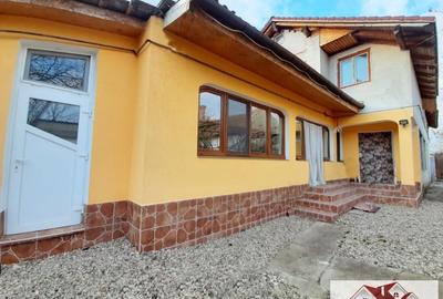 Casă individuală cu 9 camere cu Canalizare în Central