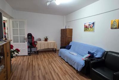Apartament cu 3 camere decomandat în Republicii