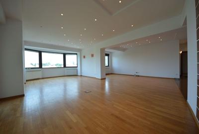 Apartament cu 4 camere decomandat în Kiseleff