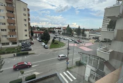 Apartament cu 3 camere în Cetate