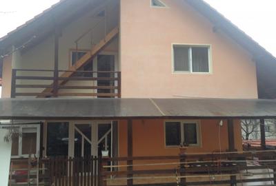 Casă cu 4 camere cu Teren 1300 Mp în Vlădesti