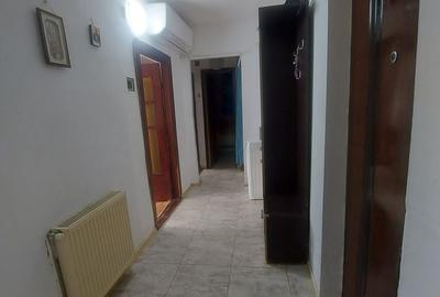 Apartament cu 3 camere decomandat în Micro 11