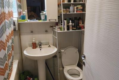 Apartament cu 3 camere semidecomandat în Cățelu