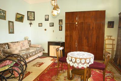 Casă cu 2 camere nedecomandat în Huși