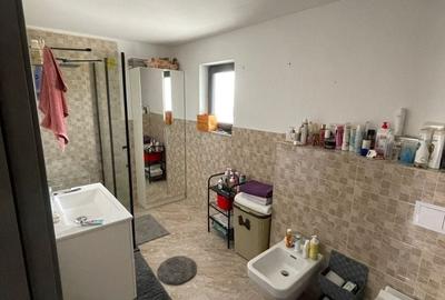 Casă cu 4 camere în Vulcan