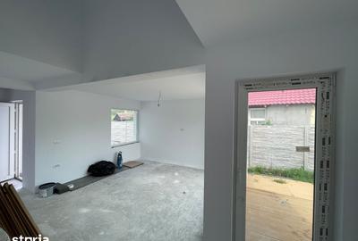Casă cu 5 camere cu Teren 330 Mp în Plopi