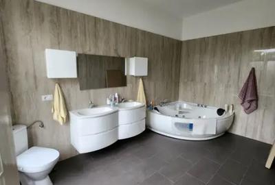 Casă cu 7 camere cu Teren 26417 Mp în Vălenii de Munte - 14