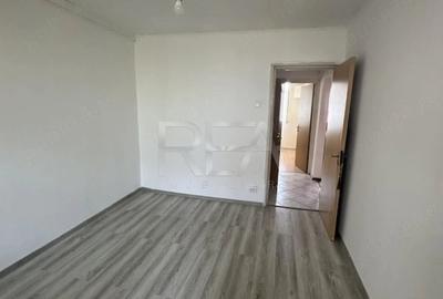 Apartament cu 3 camere semidecomandat în Berceni