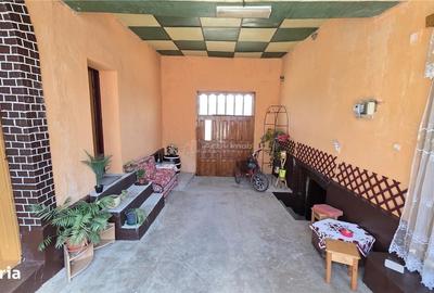 Casă cu 4 camere decomandat în Petrilova