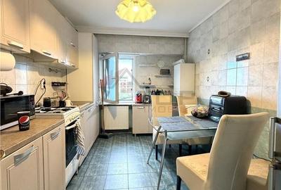 Apartament cu 3 camere decomandat în Nicolina