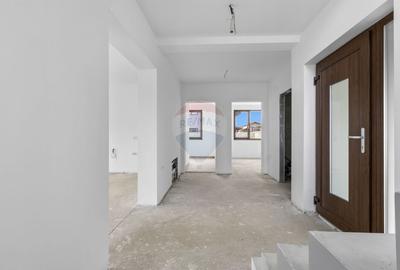 Casă cu 7 camere cu Teren 437 Mp în Livada - 3
