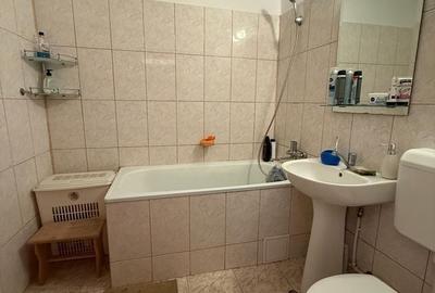 Apartament cu 3 camere decomandat în Republicii