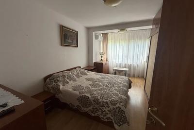 Apartament cu 3 camere semidecomandat, mobilat în P-ța Unirii