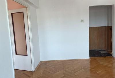 Apartament cu 3 camere decomandat în Tudor