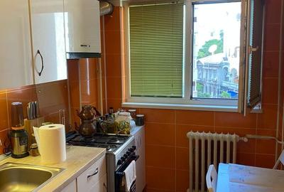 Apartament cu 3 camere semidecomandat în Victoriei