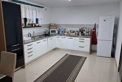Casă cu 4 camere în Central - 1
