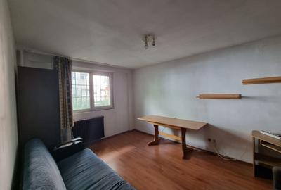 Apartament cu 2 camere decomandat, mobilat în P-ța Victoriei
