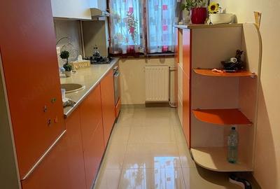 Apartament cu 3 camere semidecomandat în Turda