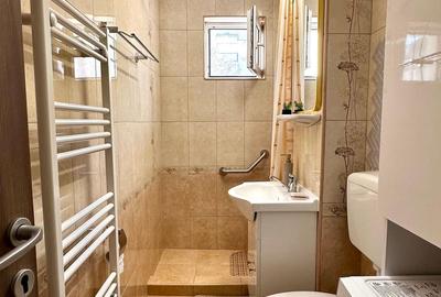 Apartament cu 3 camere semidecomandat în Micro 1