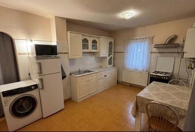 Apartament cu 3 camere semidecomandat, mobilat în Complex Studențesc