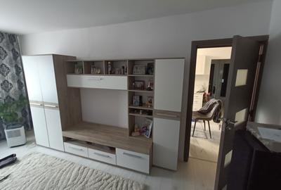 Apartament cu 3 camere decomandat în Nicolina