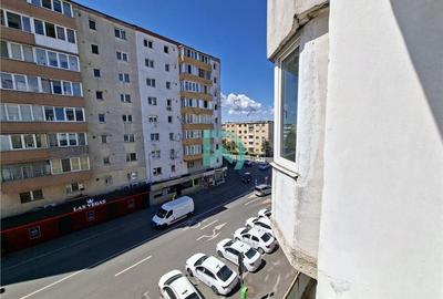 Apartament cu 3 camere semidecomandat în Tractorul - 2