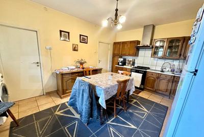 Spațiu comercial, de 210 mp, în Central - 4