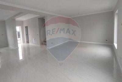 Casă cu 4 camere cu Teren 460 Mp în Golești - 5