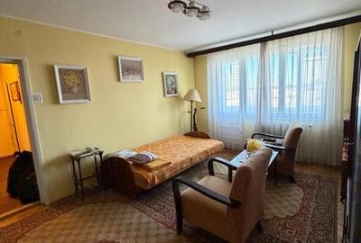 Apartament cu 3 camere decomandat, mobilat în Central