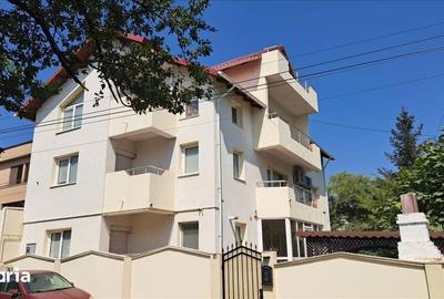 Casă cu 8 camere cu Teren 560 Mp în Central