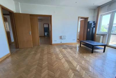 Apartament cu 4 camere semidecomandat în P-ța Romană