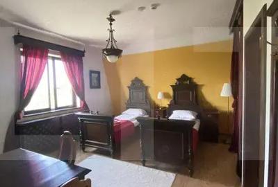 Casă cu 7 camere cu Teren 3000 Mp în Central - 3