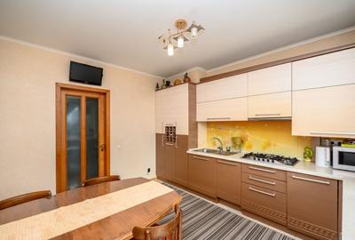 Apartament cu 3 camere decomandat în Zorilor