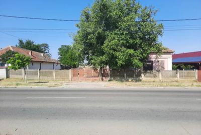 Casa la ?oseaua principala curte 2500m2 curte - 3