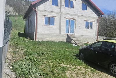 Casă cu Teren 611 Mp în Aninoasa - 1